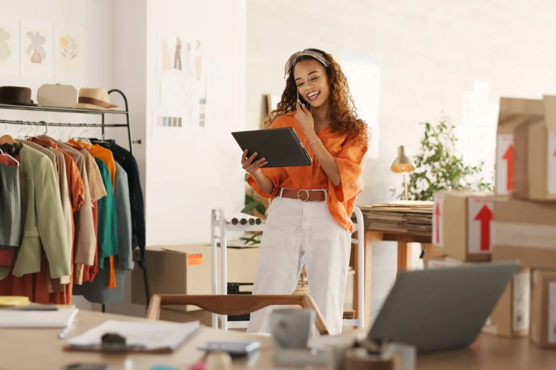 Profesional de salud mostrando sistema de reserva de horas online en clínica por AIdesign.cl